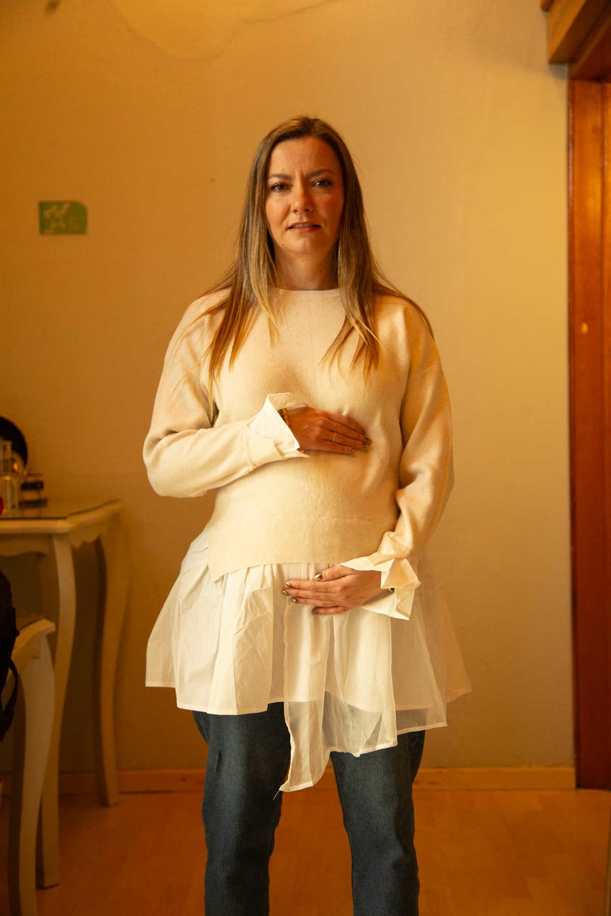 Mamá Picus con suéter crema